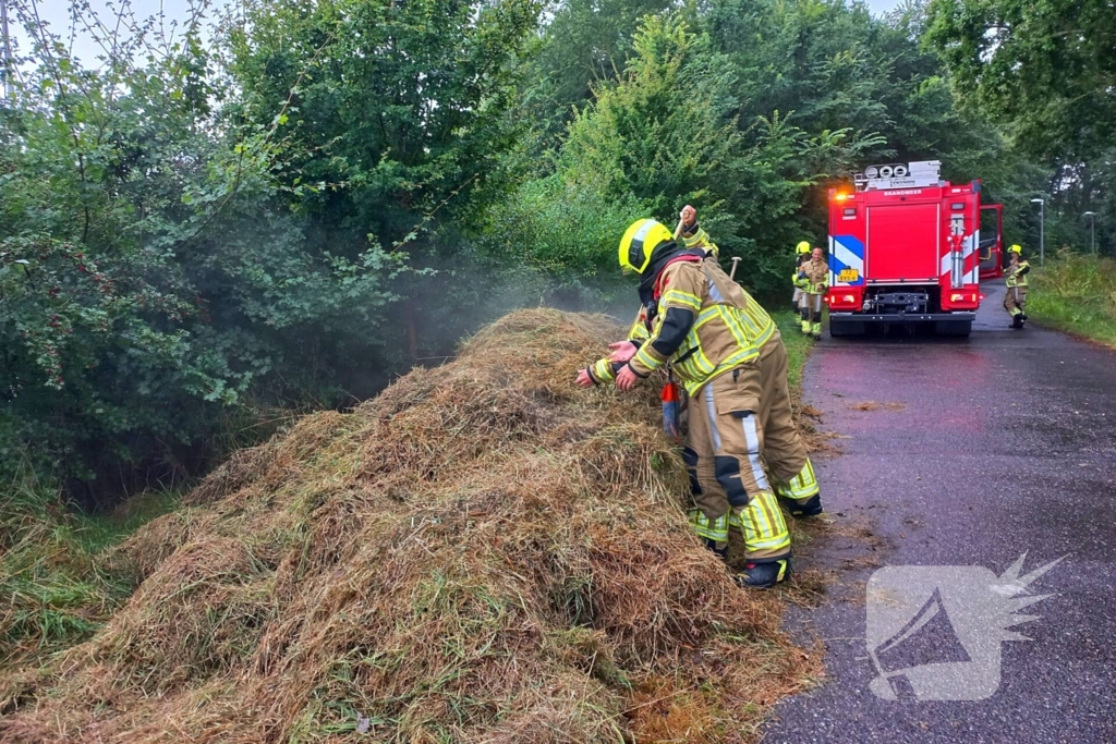 Flitsbezorger ontdekt rokende hooistapel