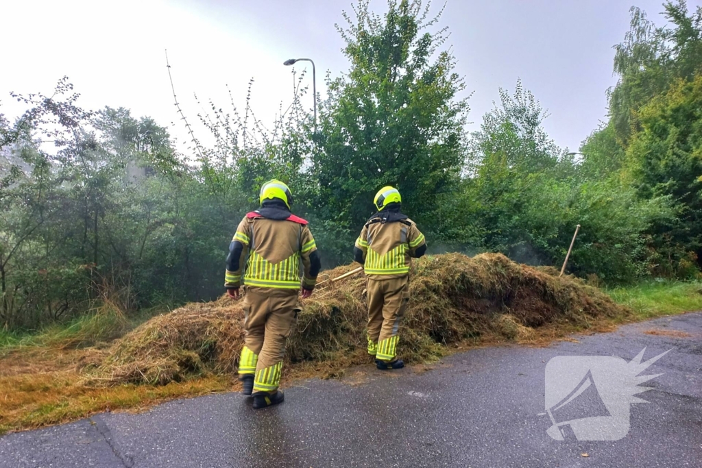 Flitsbezorger ontdekt rokende hooistapel