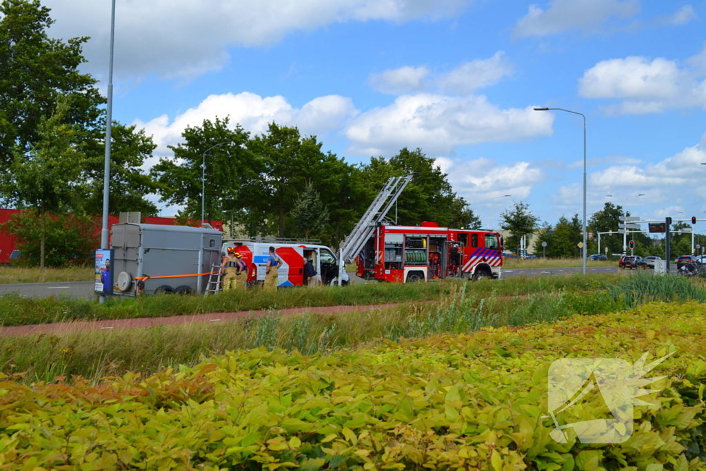 Paardentrailer raakt instabiel, brandweer schiet te hulp