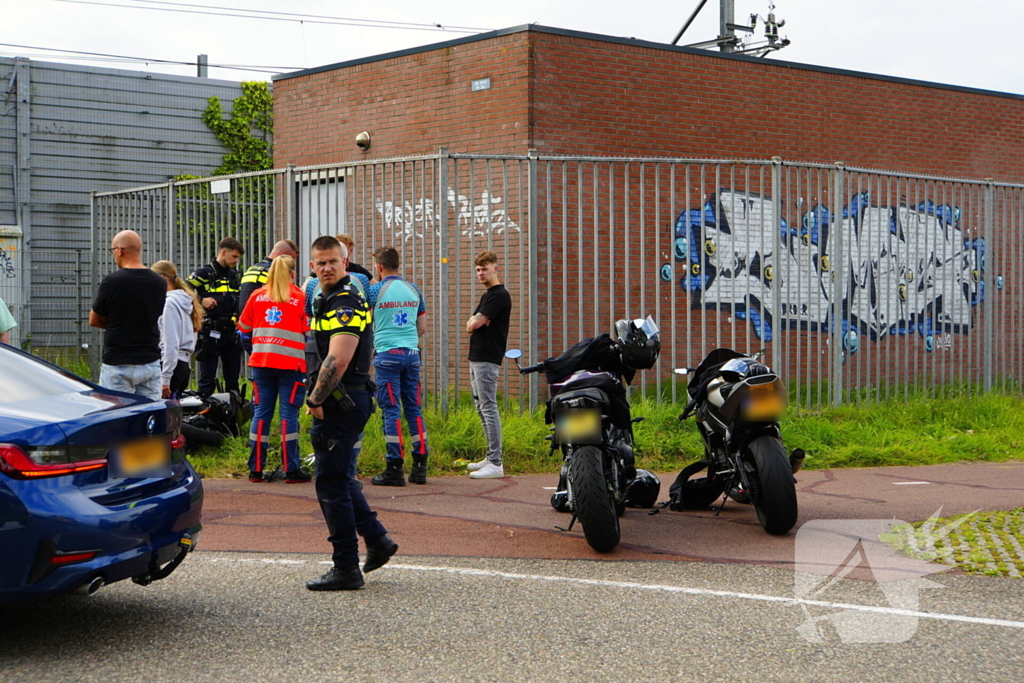 Motorrijder geschept door lesauto