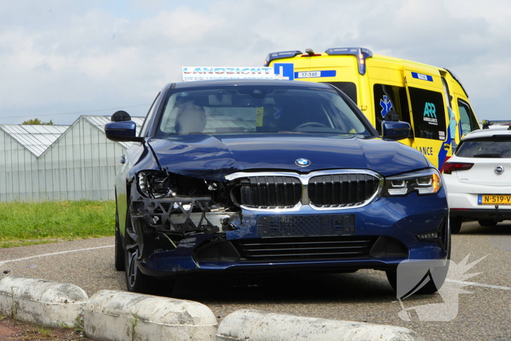 Motorrijder geschept door lesauto