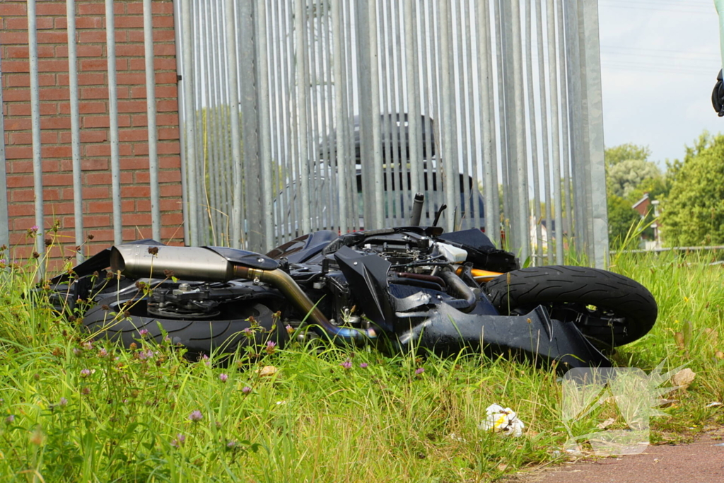 Motorrijder geschept door lesauto