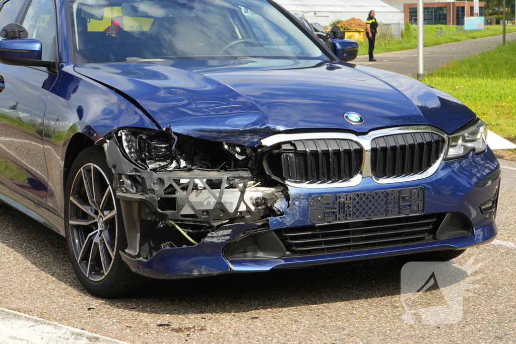 Motorrijder geschept door lesauto