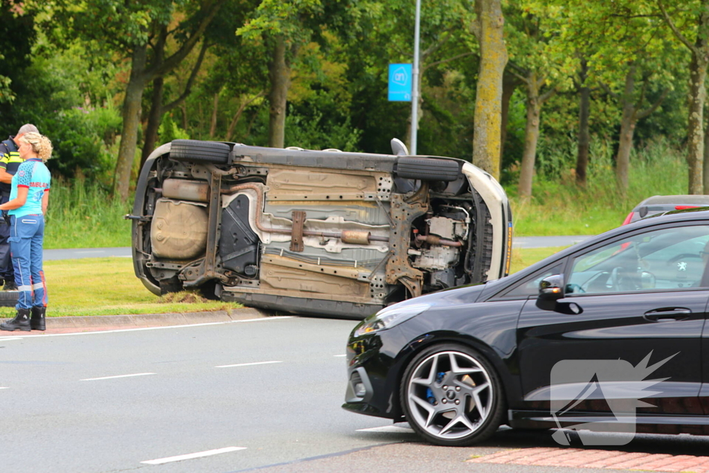 Auto belandt op zijkant bij ongeval