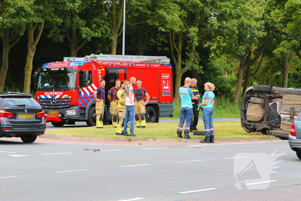 Auto belandt op zijkant bij ongeval