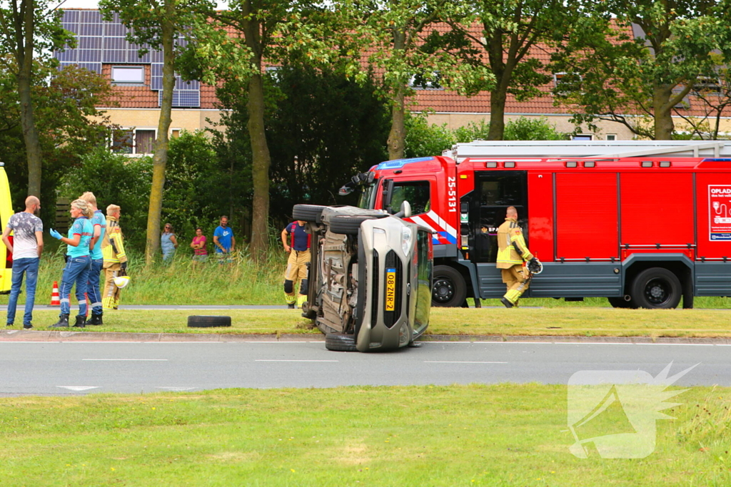 Auto belandt op zijkant bij ongeval