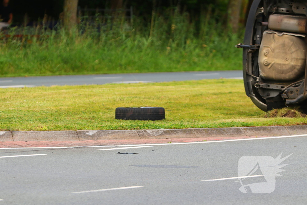 Auto belandt op zijkant bij ongeval