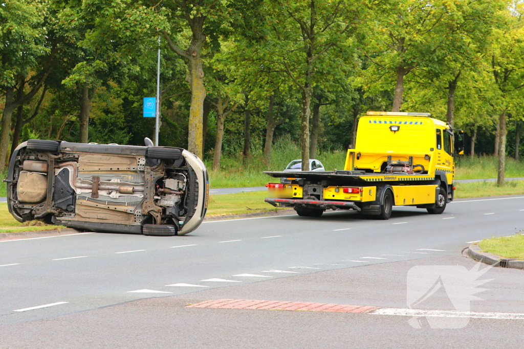 Auto belandt op zijkant bij ongeval