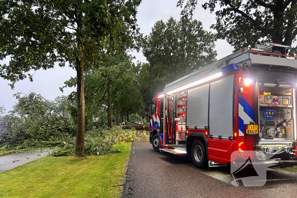 Brandweer druk met stormschade afhandelen