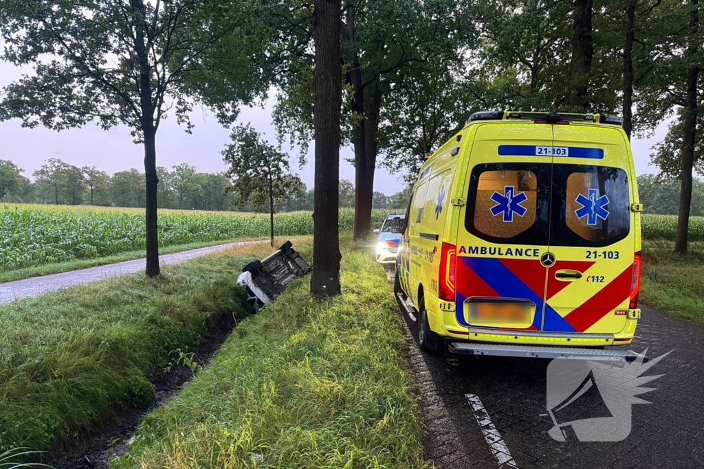 Automobilist vliegt uit de bocht en belandt in greppel