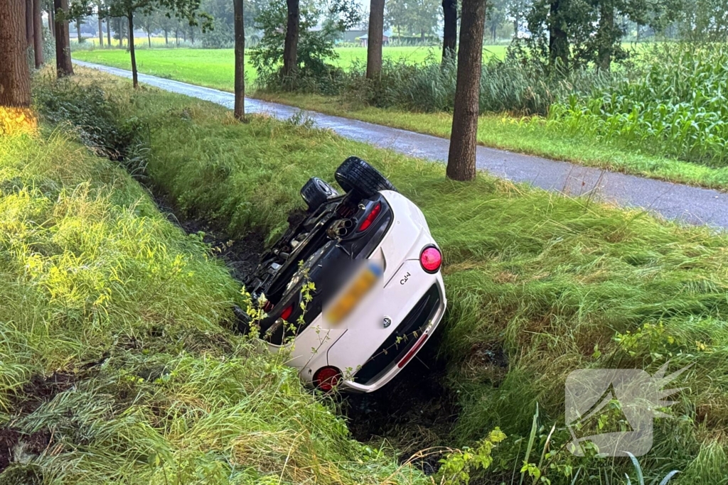 Automobilist vliegt uit de bocht en belandt in greppel