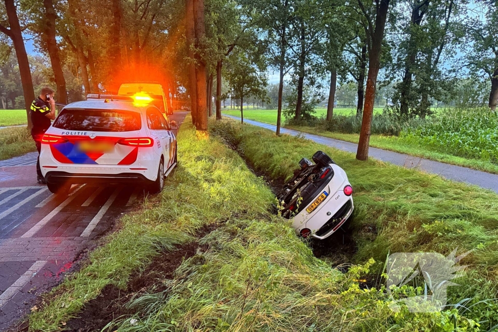 Automobilist vliegt uit de bocht en belandt in greppel