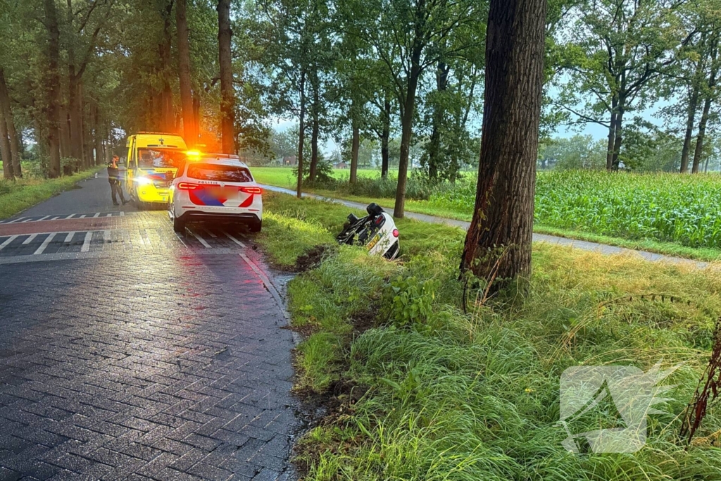 Automobilist vliegt uit de bocht en belandt in greppel