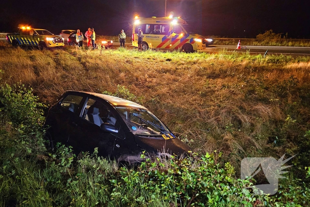 Gewonde nadat auto in sloot naast snelweg belandt