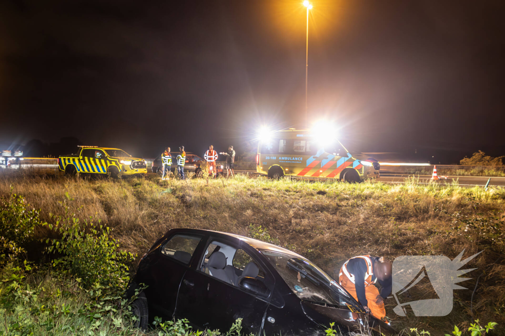 Gewonde nadat auto in sloot naast snelweg belandt