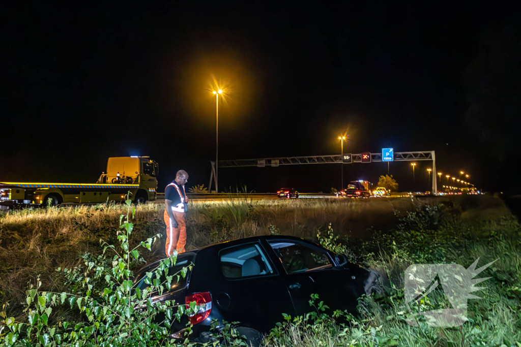 Gewonde nadat auto in sloot naast snelweg belandt