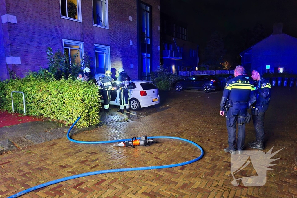 Geparkeerde auto loopt flinke schade op door brand