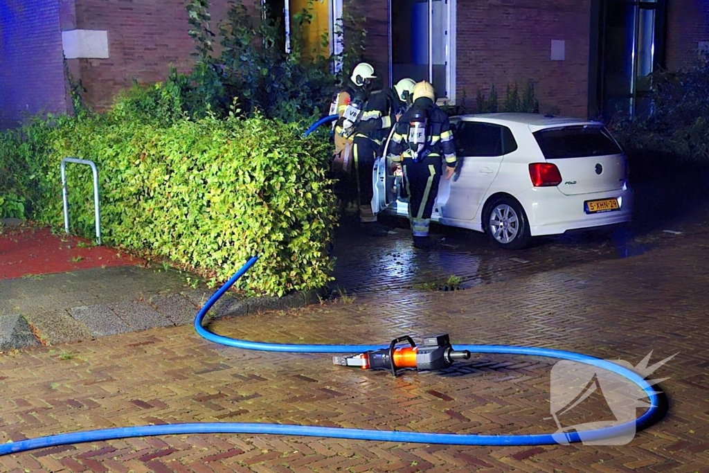 Geparkeerde auto loopt flinke schade op door brand