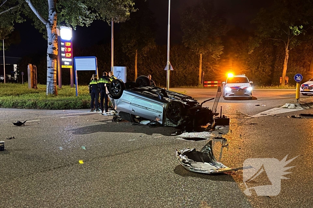 Auto slaat over de Kop, schade aan schakelkast