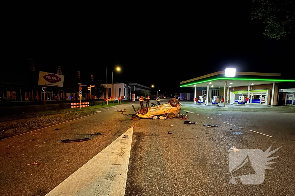 Auto slaat over de Kop, schade aan schakelkast