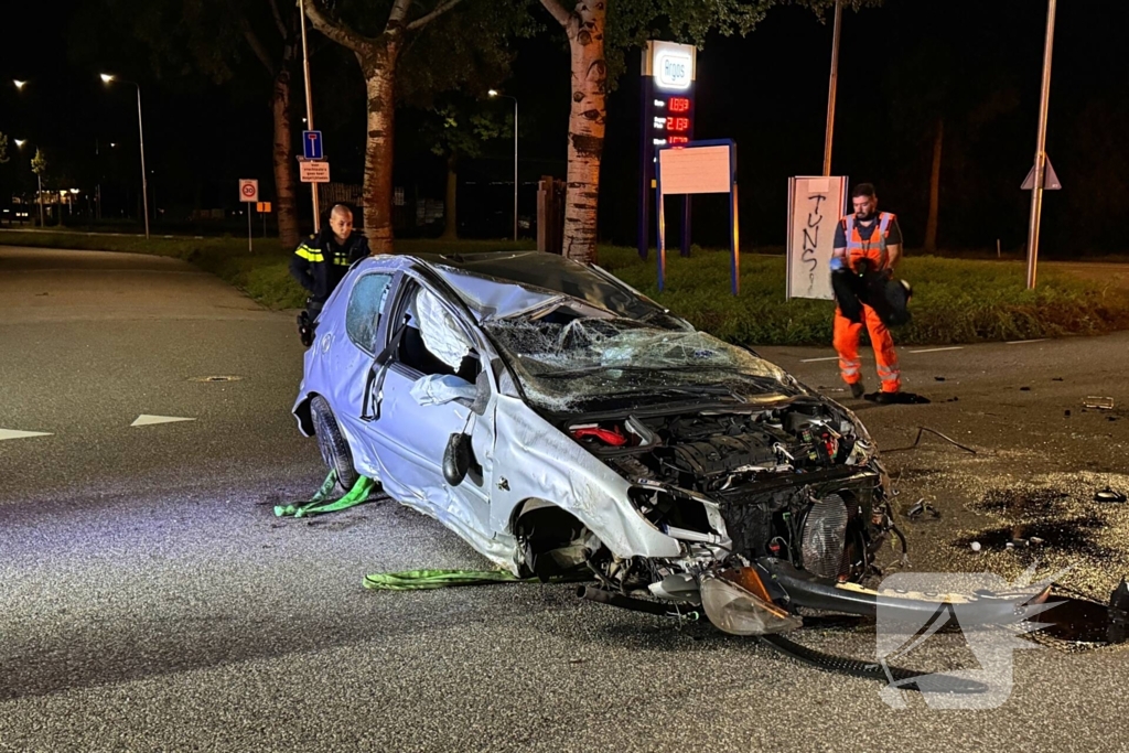 Auto slaat over de Kop, schade aan schakelkast