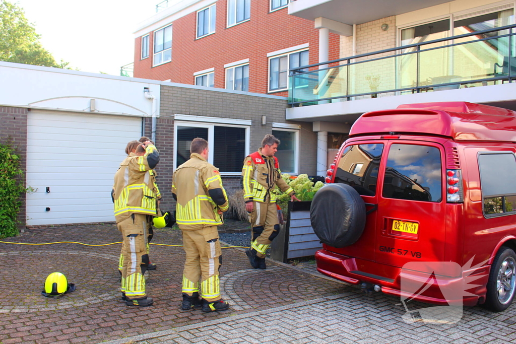 Brandweer controleert geparkeerde bus na eerdere melding gaslucht