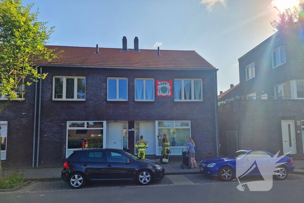 Brandweer verricht metingen bij gaslucht in woning