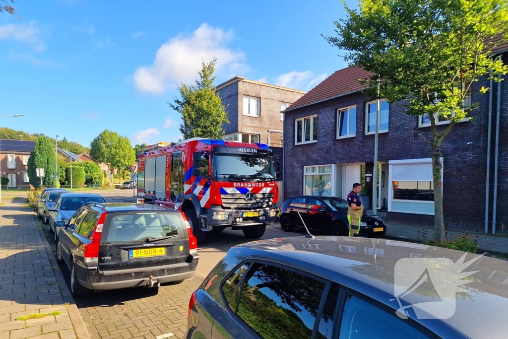 Brandweer verricht metingen bij gaslucht in woning