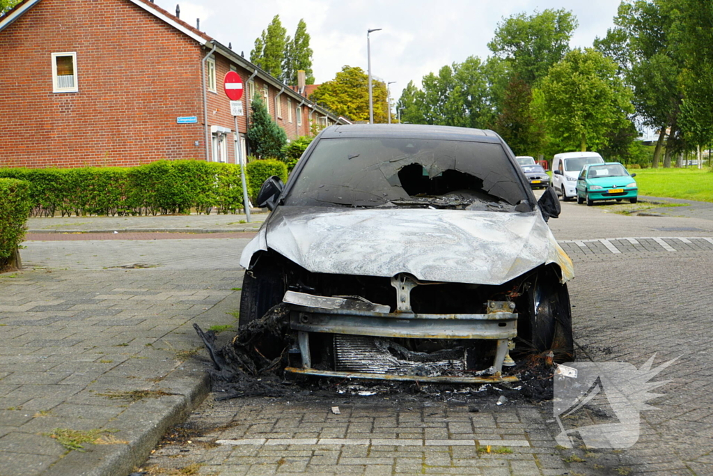 Meerdere voertuigen beschadigd door autobrand