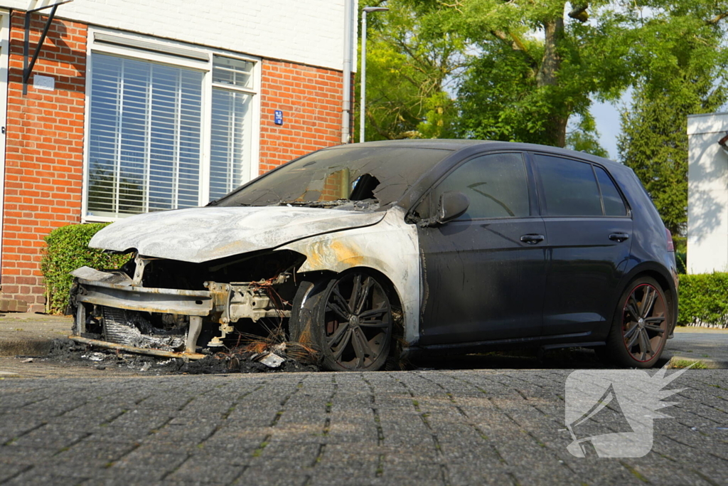 Meerdere voertuigen beschadigd door autobrand