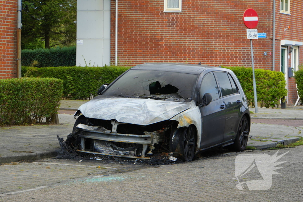 Meerdere voertuigen beschadigd door autobrand