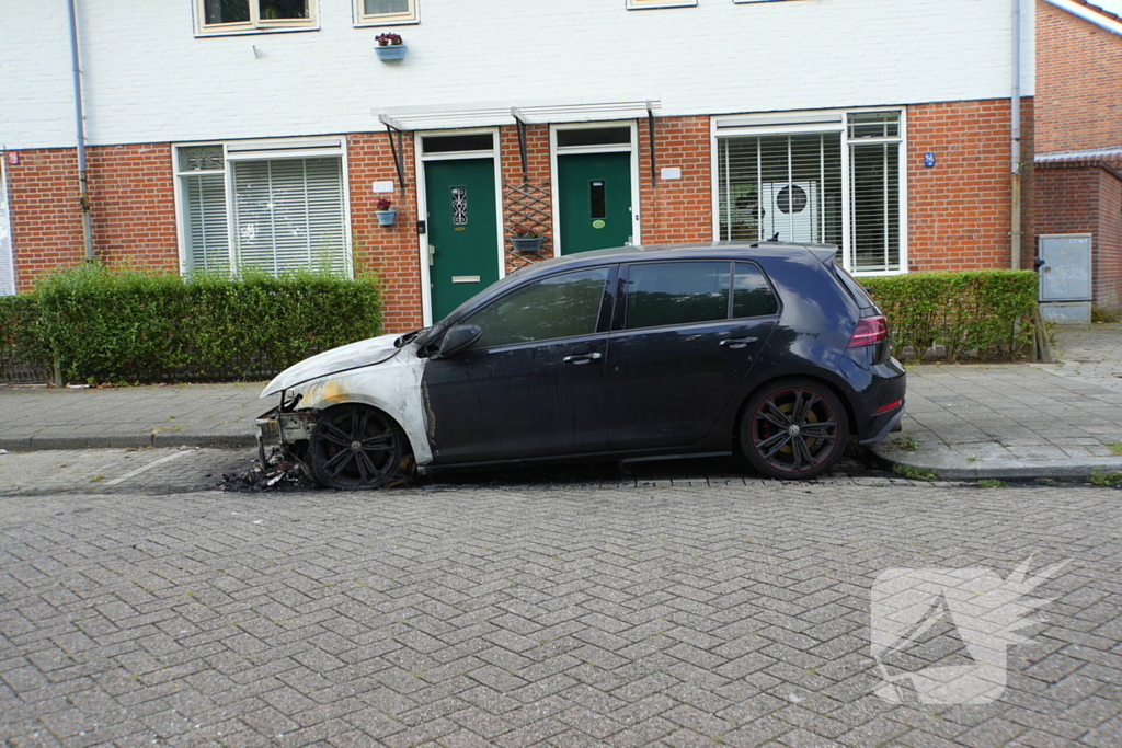 Meerdere voertuigen beschadigd door autobrand