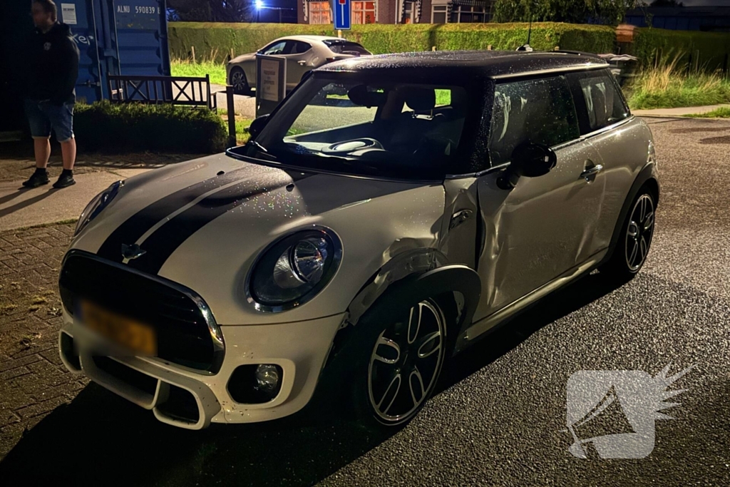 Mini Cooper zwaar beschadigd bij ongeval