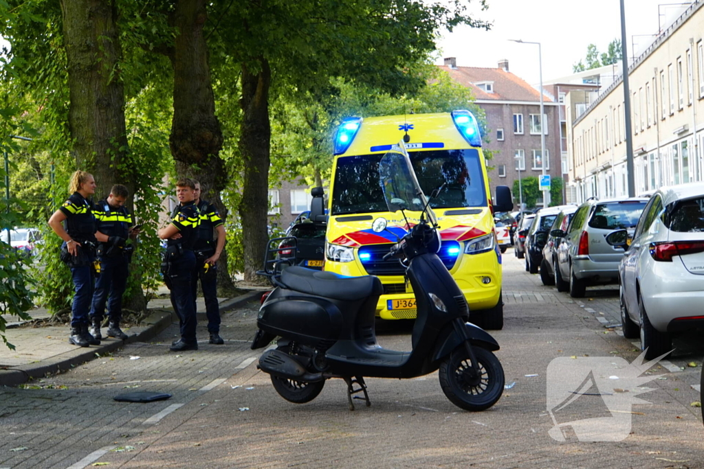 Scooterrijder klapt op openslaand auto portier