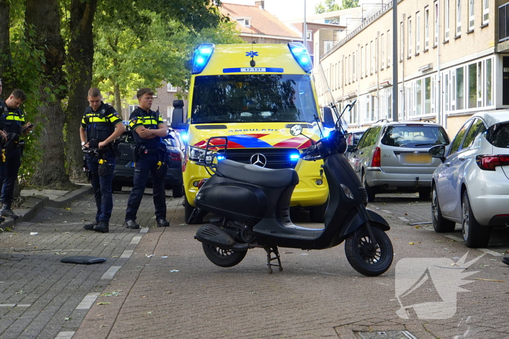 Scooterrijder klapt op openslaand auto portier