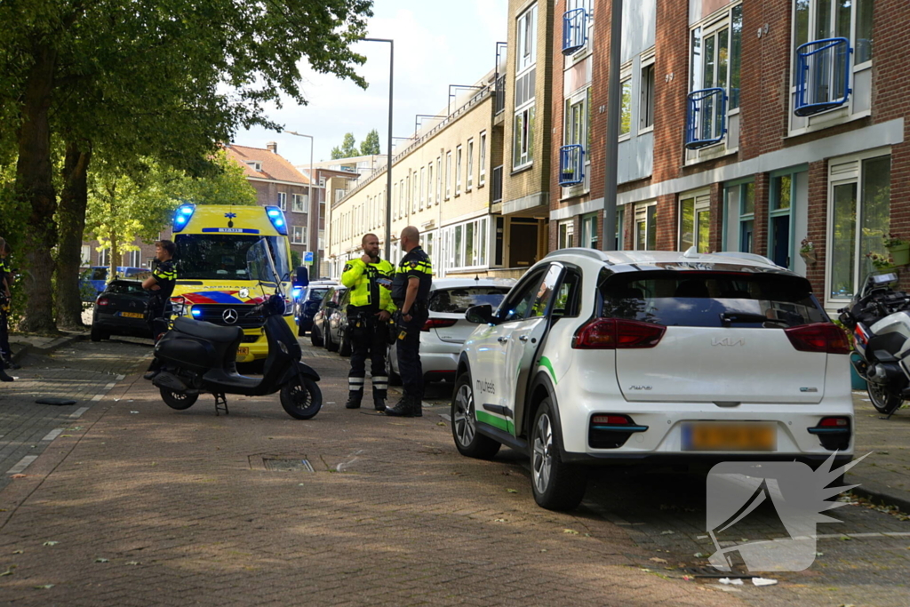 Scooterrijder klapt op openslaand auto portier