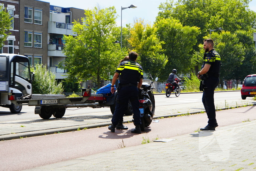 Scooterrijder en mountainbiker frontaal met elkaar in botsing