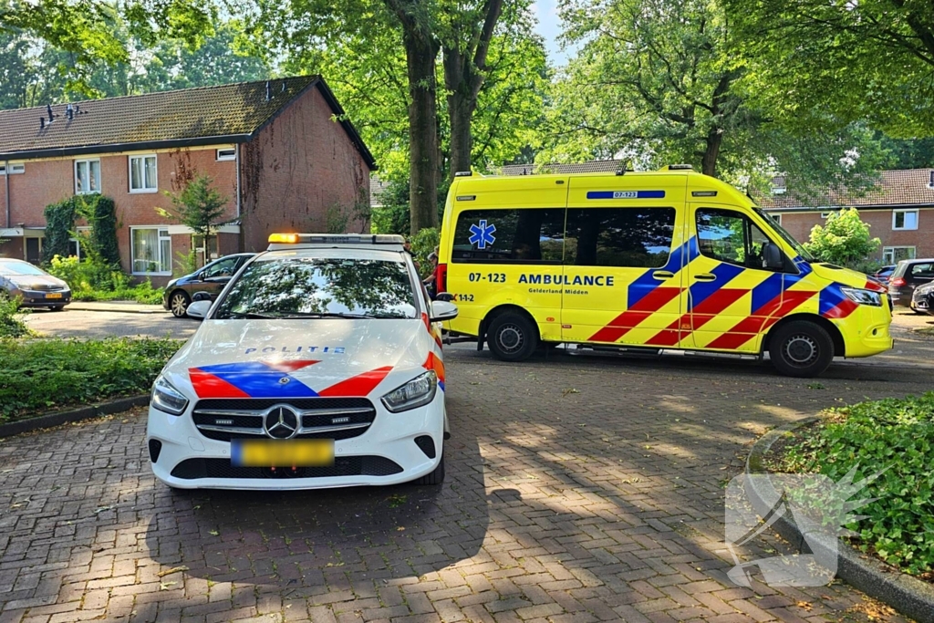 Voetganger aangereden door achteruitrijdende auto