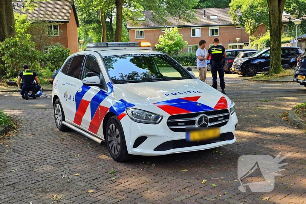 Voetganger aangereden door achteruitrijdende auto