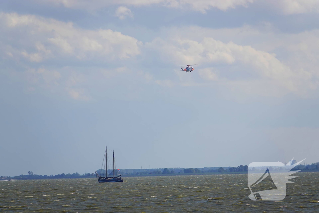 Kustwacht zoekt met helikopter naar drenkeling na omslaan boot