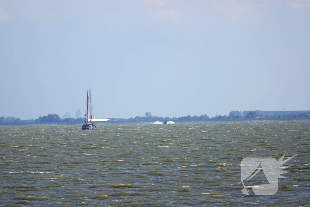 Kustwacht zoekt met helikopter naar drenkeling na omslaan boot