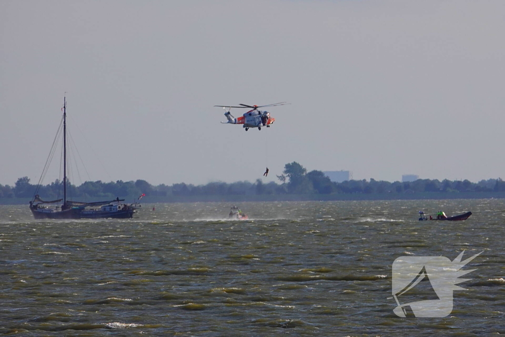 Kustwacht zoekt met helikopter naar drenkeling na omslaan boot