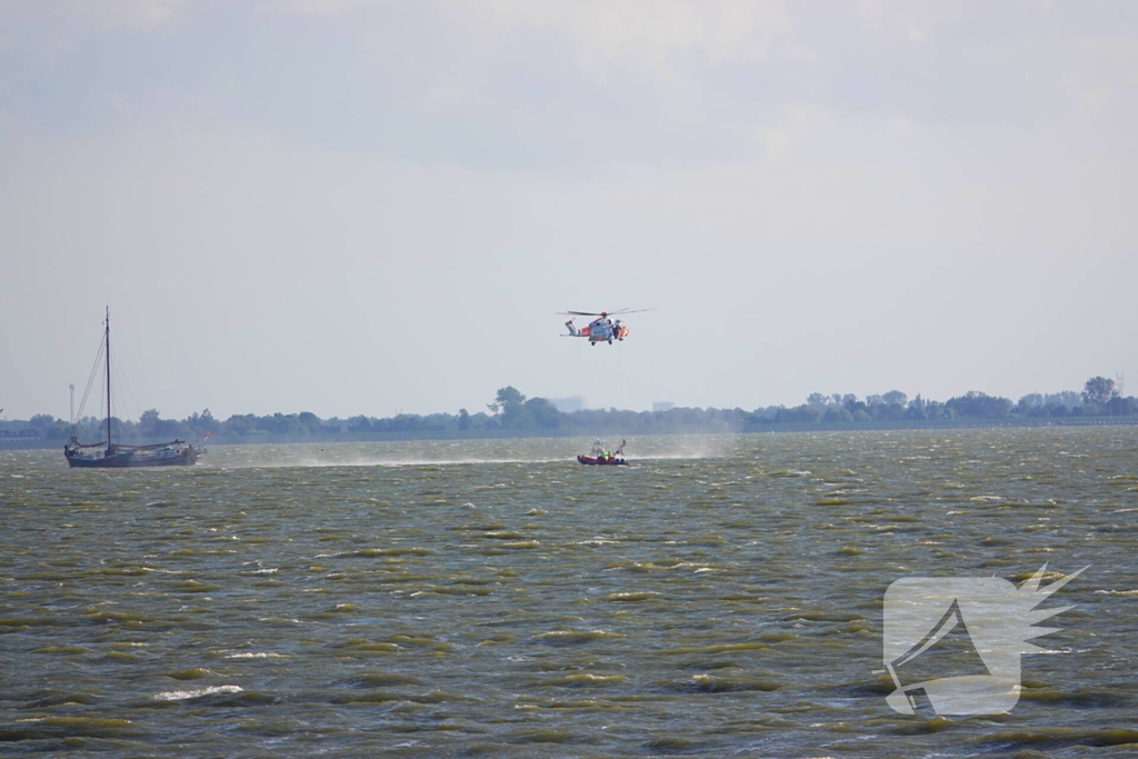 Kustwacht zoekt met helikopter naar drenkeling na omslaan boot