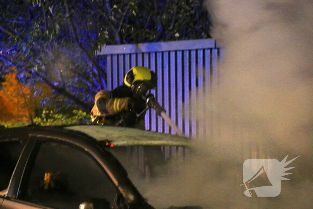 Brand in geparkeerde auto: politie onderzoekt mogelijke brandstichting