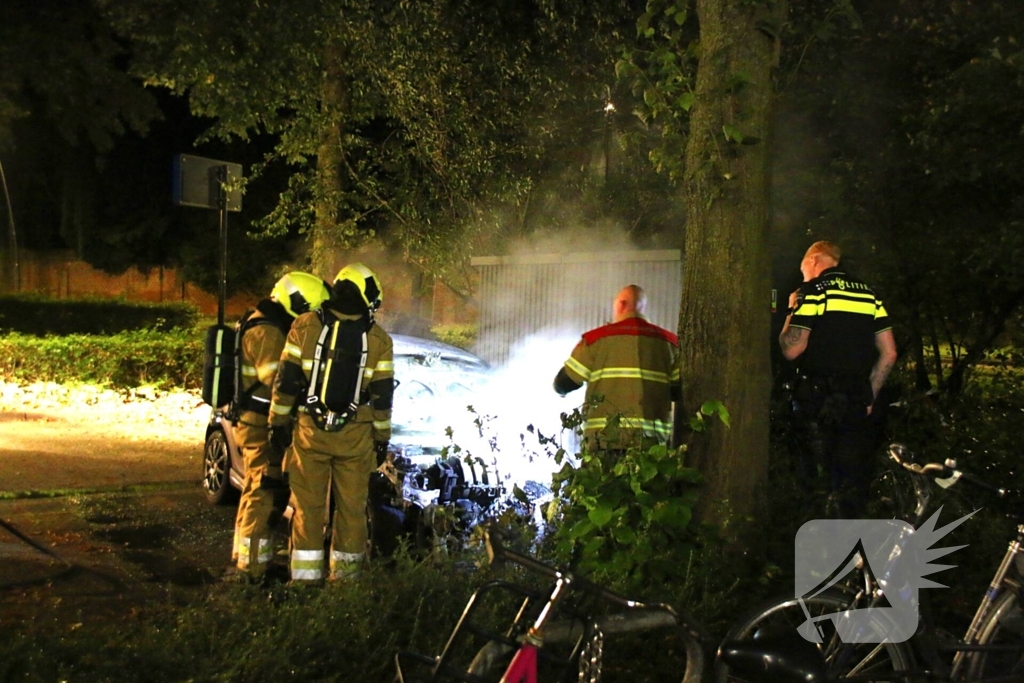 Brand in geparkeerde auto: politie onderzoekt mogelijke brandstichting