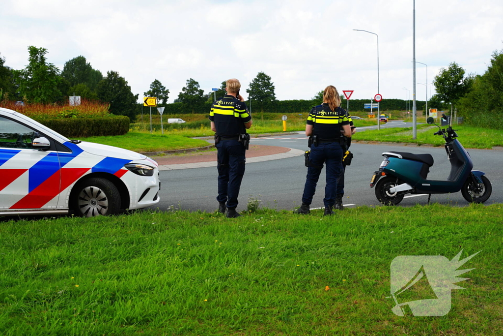 Ongeval met scooter op rontonde