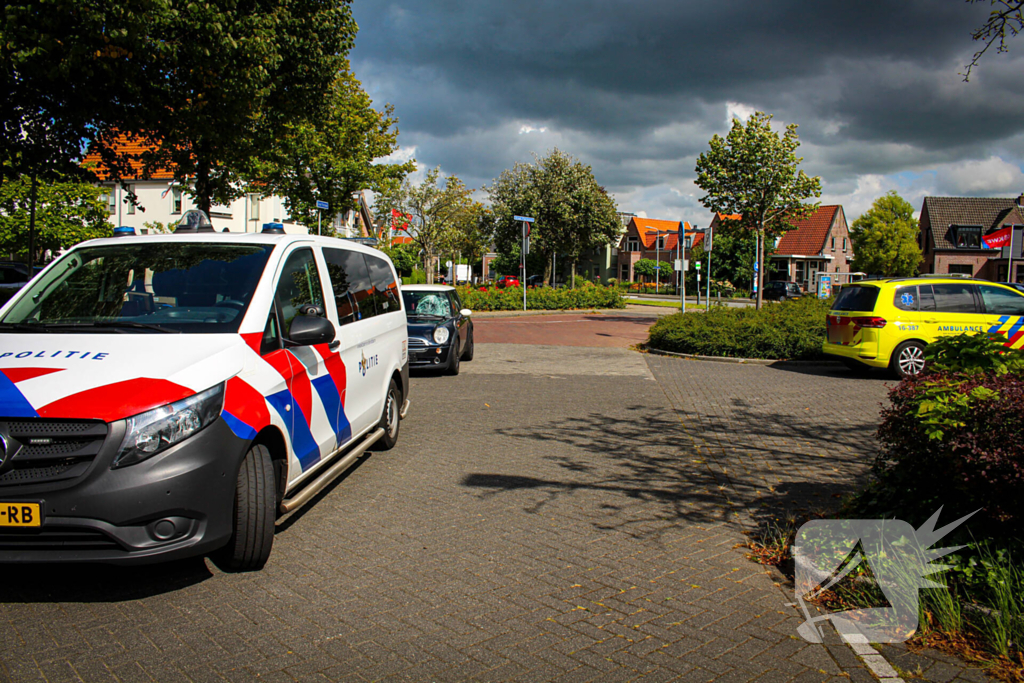 Fietser komt op voorruit terecht