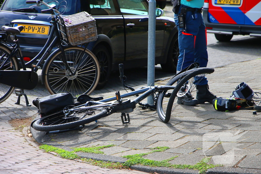 Fietser komt op voorruit terecht