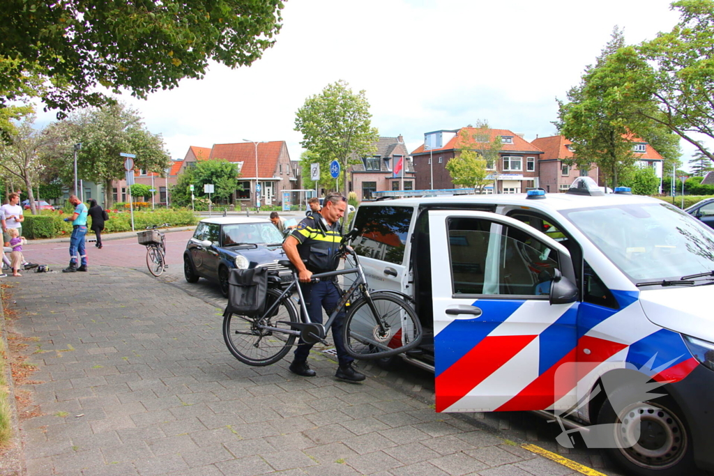 Fietser komt op voorruit terecht