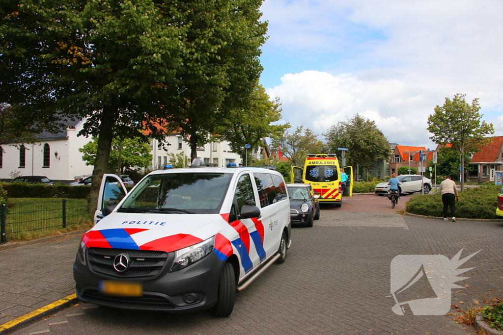 Fietser komt op voorruit terecht